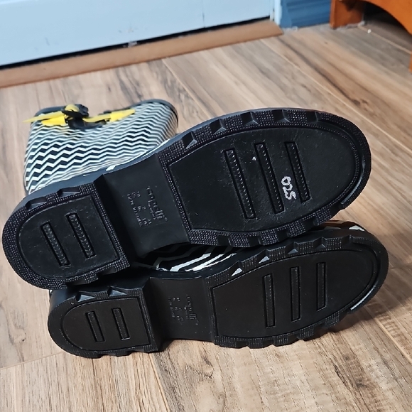 Capelli Stylish Women's Chevron Rain Boots - Black and Yellow - Picture 4 of 15